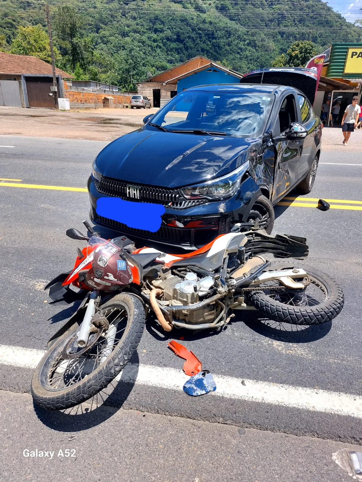 Motociclista é encaminhado ao hospital após acidente na BR-470, em Ascurra
