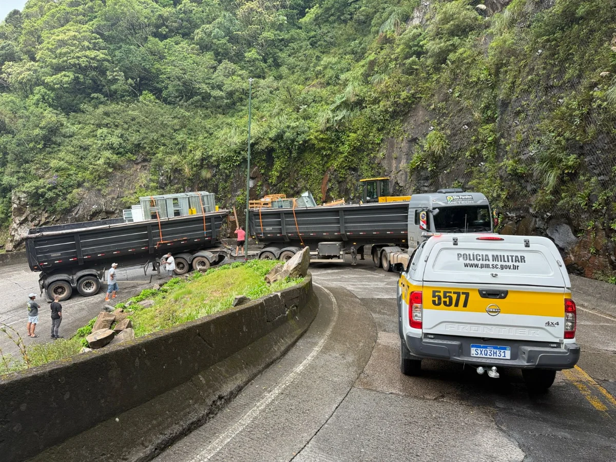 Carreta desrespeita sinalização e interdita Serra do Rio do Rastro por várias horas