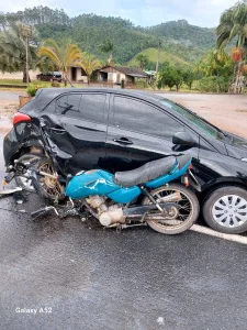 Colisão entre carro e moto é registrada na BR-470, em Apiúna