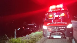 Pai e filho são encaminhados ao hospital após capotamento na SC-412, em Gaspar