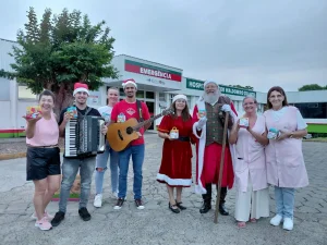 Voluntários levam espírito de Natal ao Hospital de Ibirama em ação que se repete há décadas