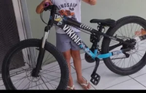 Homem dorme em área de festa e furta bicicleta e roupas em Ituporanga