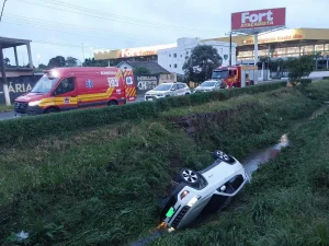 Jovem de 25 anos morre após capotamento de veículo no rio Carah, em Lages