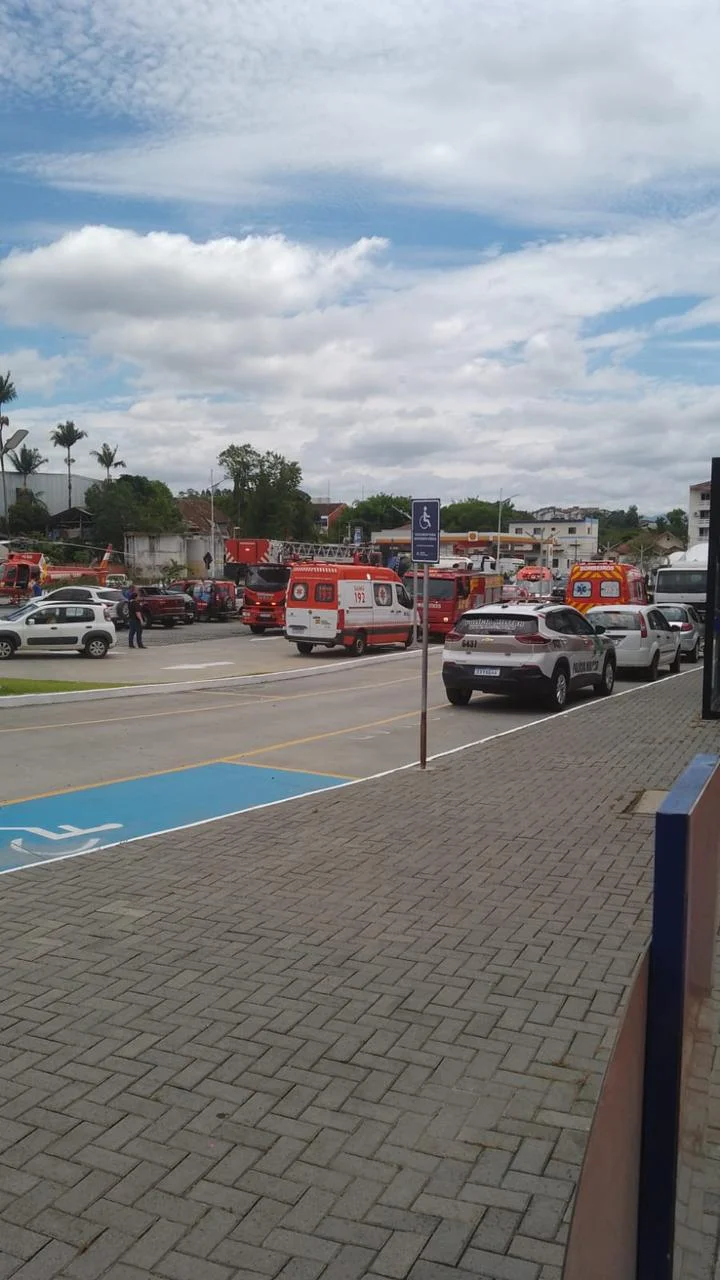 Eletricista morre após queda de estrutura durante obra em escola de Blumenau