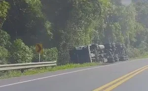 Tombamento de carreta é registrado no km 109 da BR-470, em Apiúna