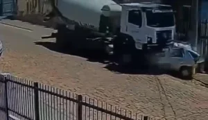 VÍDEO: Caminhão betoneira se move sozinho e destrói carro em Indaial