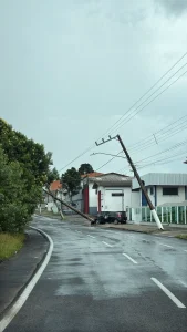 Jovem fica ferido ao colidir carro contra poste em Lages