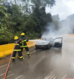 Bombeiros Voluntários de Presidente Getúlio atendem incêndio veicular na Serra do Tucano