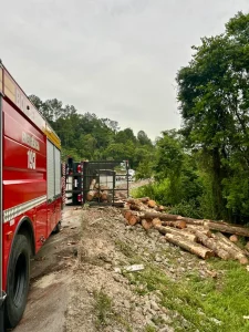 Condutor de caminhão é conduzido ao hospital após tombamento de veículo na BR-470, em Agronômica