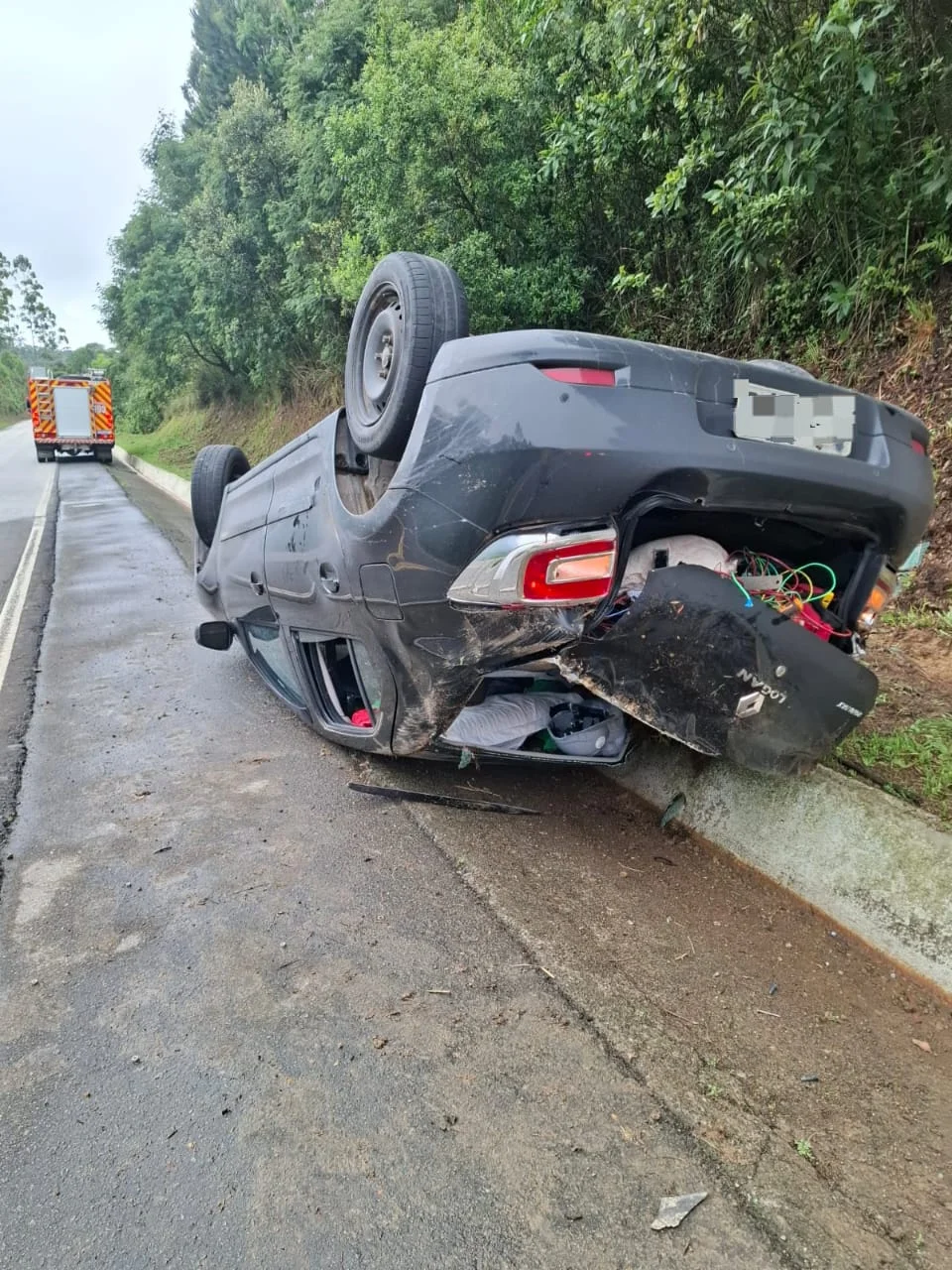 Veículo sai da pista e capota na BR-282, sentido Alfredo Wagner
