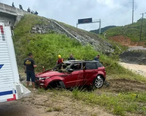 Casal e bebê são encontrados mortos após carro ser arrastado por enxurrada em SC
