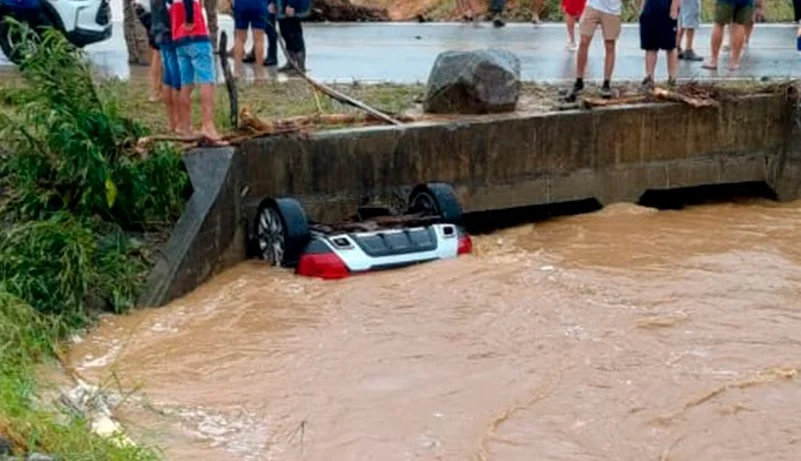 carro submerso