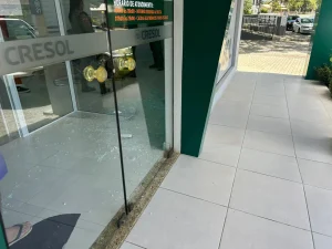 Criminosos armados assaltam cooperativa de crédito e queimam carro em Doutor Pedrinho