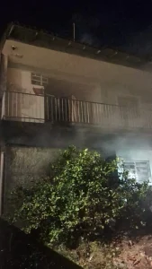 Incêndio em residência mobiliza bombeiros e vítima é resgatada com vida em São José
