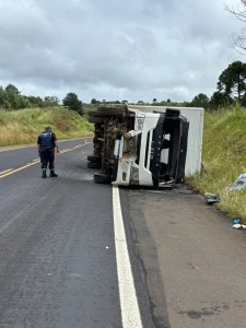 Condutor de caminhão morre em tombamento em São José do Serrito