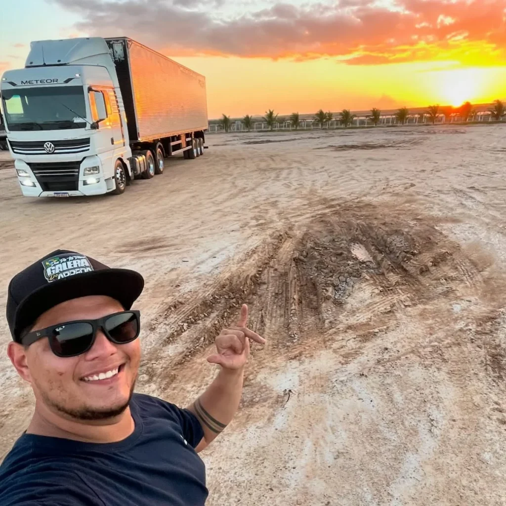 Identificado caminhoneiro que morreu após caminhão tombar e carga ser saqueada em SC