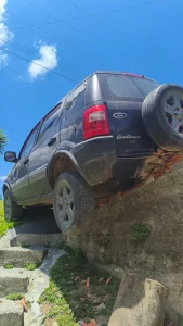 Veículo sai da pista na BR-470, em Indaial