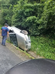 Carro sai da pista e capota na BR-470, em Pouso Redondo