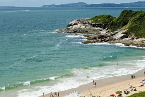 Justiça impede prisões por nudez na Praia do Pinho, em Balneário Camboriú