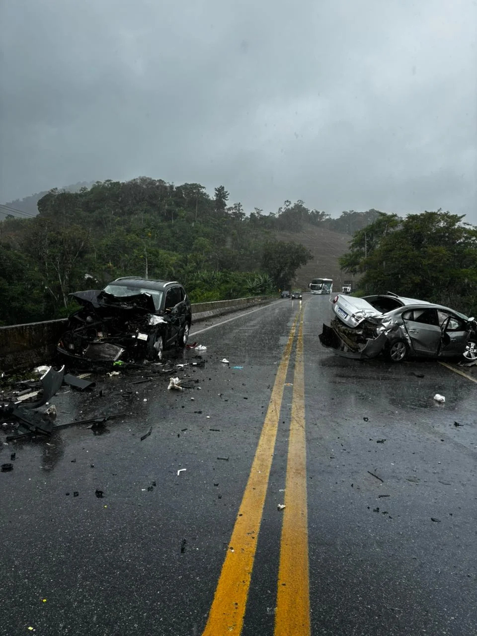 Colisão frontal entre dois automóveis deixa motorista em estado grave na BR-470
