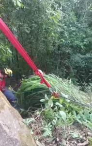 Ciclista de 17 anos fica ferida após cair em ribanceira em Presidente Getúlio