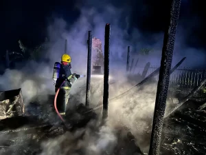 Rancho é destruído por incêndio no interior de Aurora