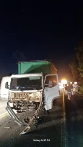 Colisão entre carro e caminhão deixa motorista do automóvel ferido, em Trombudo Central