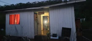 Princípio de incêndio em residência é controlado por populares durante a madrugada em Lages