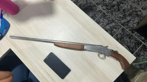 Arma de fogo é encontrada dentro de carro apreendido em Rio do Sul