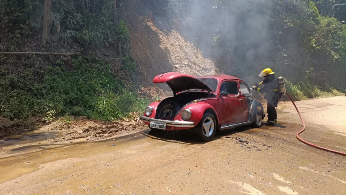 Incêndio atinge Fusca no bairro Encano Baixo, em Indaial