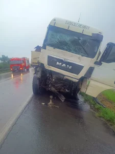 Quatro pessoas, entre elas, duas crianças, ficam feridas em colisão frontal entre dois caminhões em Pouso Redondo