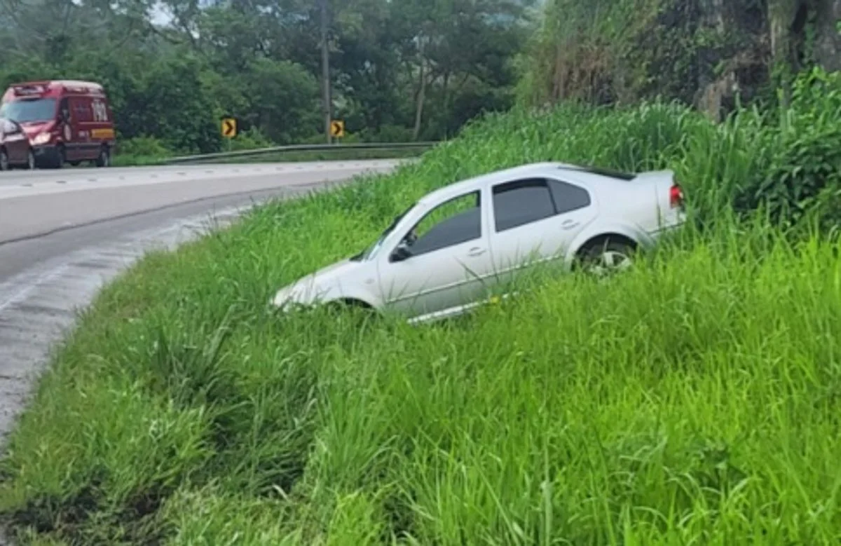 Carro sai da pista na BR-470 e mobiliza bombeiros voluntários em Ibirama