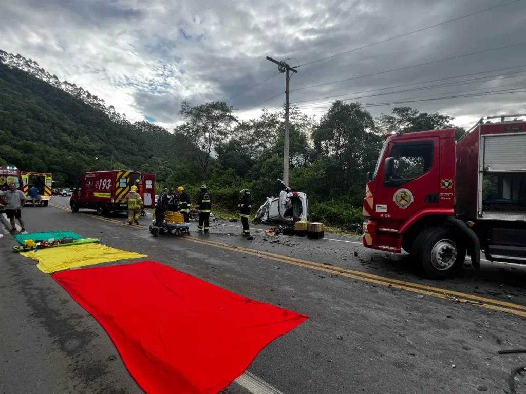 Acidente Entre Caminhão E Carros Na Br 470 Deixa Um Morto E Uma Mulher Em Estado Grave (2)