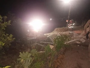 Carro sai da pista e colide contra cerca no bairro Dalbérgia, em Ibirama