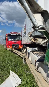 Caminhão colide com viatura dos bombeiros durante atendimento a incêndio na BR-116