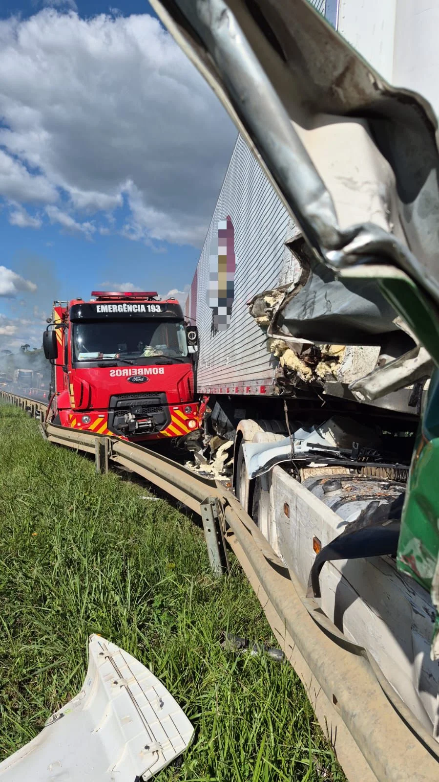 Caminhão Colide Com Viatura Dos Bombeiros Durante Atendimento A Incêndio Na Br 116 (1)