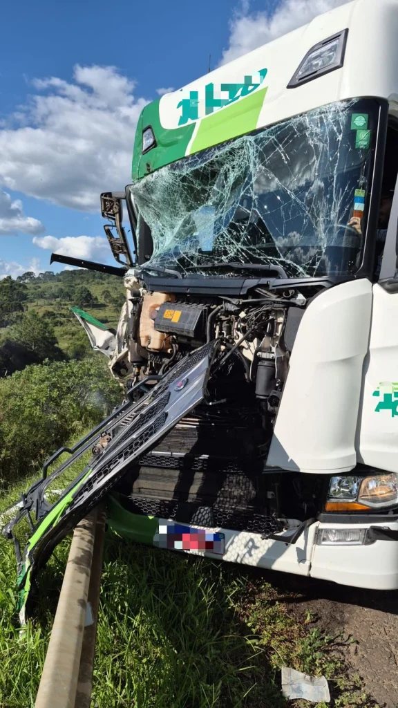 Caminhão Colide Com Viatura Dos Bombeiros Durante Atendimento A Incêndio Na Br 116 (2)