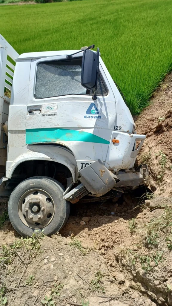 Caminhão Sai Da Pista E Motorista Fica Ferido Na Estrada Geral Da Margem Esquerda, Em Taió (1)