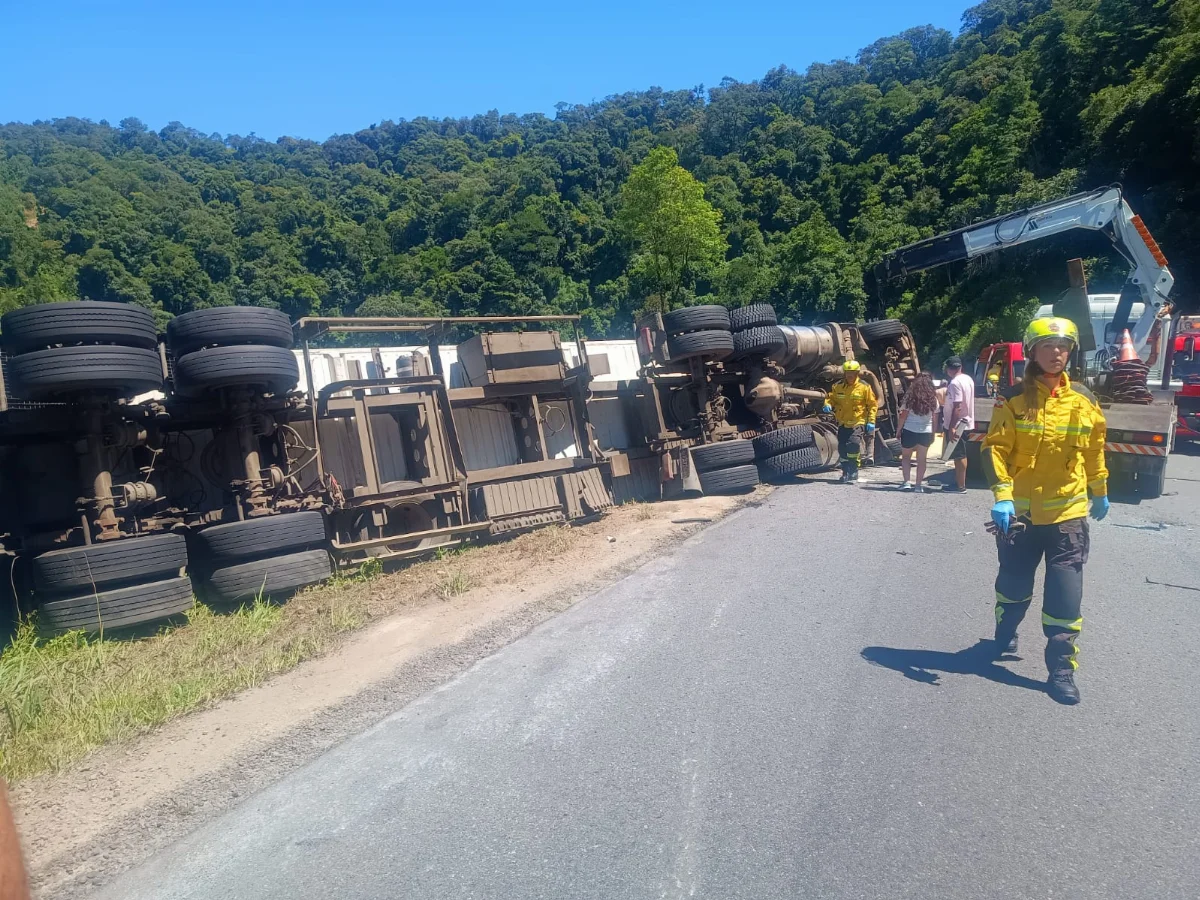 Caminhão Tomba Na Br 470 Em Pouso Redondo E Motorista Fica Ferido (1)