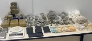 PM é acionada para ocorrência de violência doméstica e dois homens acabam presos por tráfico de drogas