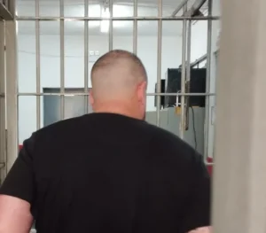 Estelionatário que vendia pacotes falsos de viagem é preso em apartamento de luxo em SC