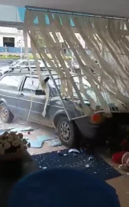Vídeo mostra momento em que proprietário colide veículo contra a própria loja em SC