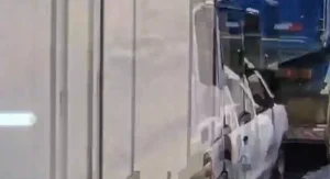 Vídeo mostra momento em que veículo é prensado entre caminhões em SC