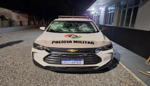 Mulher é presa após danificar viatura da PM em Leoberto Leal