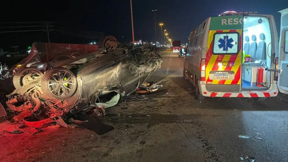 Carro De Luxo Roubado Se Envolve Em Acidente Em Balneario Camboriu E Mata Uma Pessoa 944x531.jpg