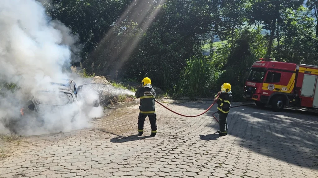 Carro é Destruído Por Incêndio Em Estrada Do Interior De Aurora (2)