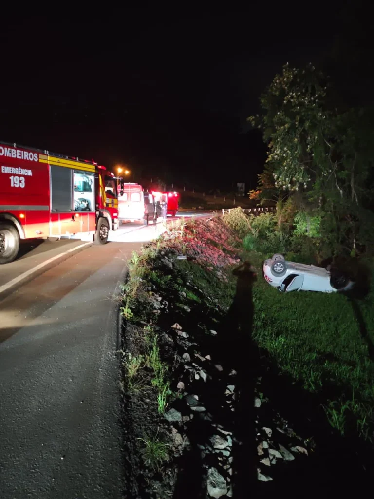 Carro Sai Da Pista E Capota Na Br 470, Em Agronômica (2)
