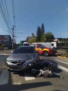 Colisão entre carro e moto deixa mulher ferida em Rio do Sul