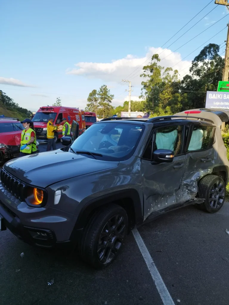 Duas Pessoas Ficam Feridas Em Acidente Na Br 470 Em Rio Do Sul (1)