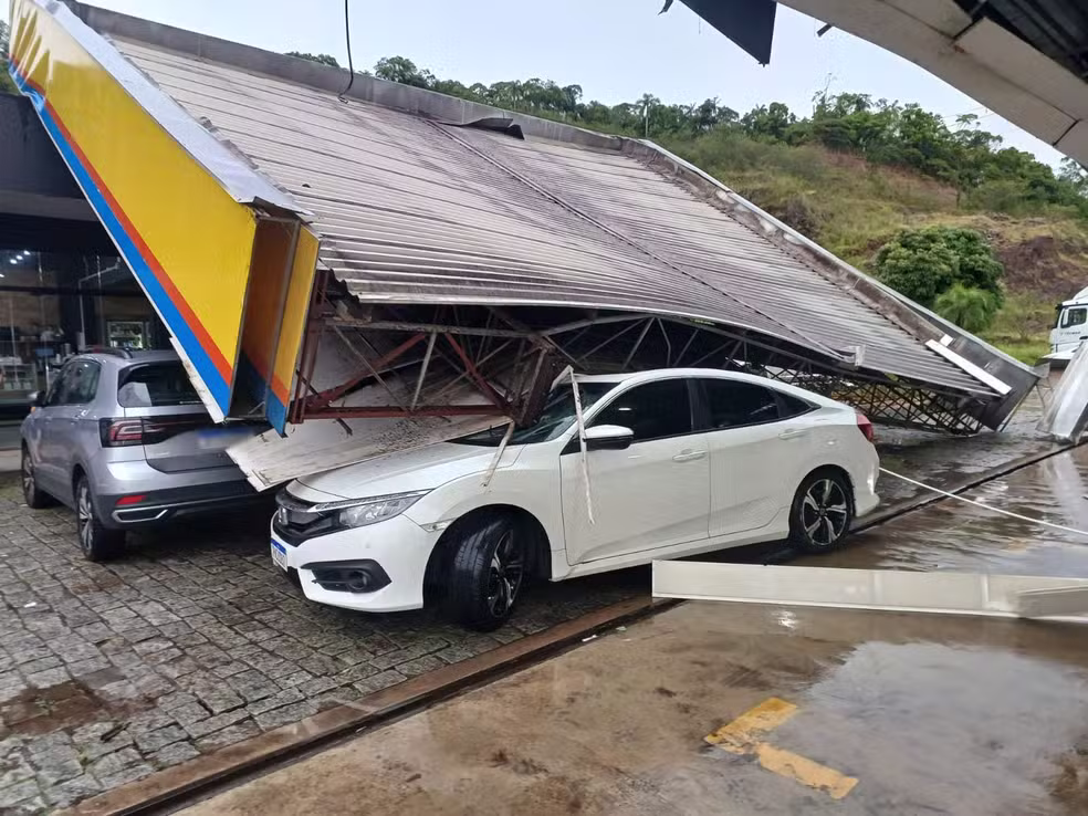 Câmera flagra momento em que telhado de posto cai em cima de carro durante temporal em Gaspar